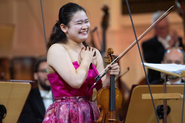 Bilder des Jahres 2022, Entertainment 10 Oktober Entertainment Bilder des Tages 16th International Henryk Wieniawski Violin Competition - Final Stage - Day 3 Photo: Lukasz Gdak East News Hina Maeda of Japan performs with the Poznan Philharmonic Orchestra conducted by Lukasz Borowicz during the last day of the Final Stage of the 16th International Henryk Wieniawski Violin Competition on October 20, 2022 in Poznan, Poland. The competition for young violinists up to age 30 takes place every five years in Poznan in honour of the Polish virtuoso and composer Henryk Wieniawski. EN_01542212_0122 