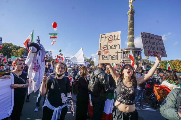 Bilder des Jahres 2022, News 10 Oktober Solidaritäts-Demonstration gegen die Unterdrückung der Frauen im Iran, Tiergarten, Siegessäule, Großer Stern, Berlin Großdemo gegen das Regime der Mullahs im Iran. Auslöser der Demonstrationen war der Tod der 22-jährigen Masha Amini. 22.10.2022, Berlin-Mitte, Tiergarten, News,