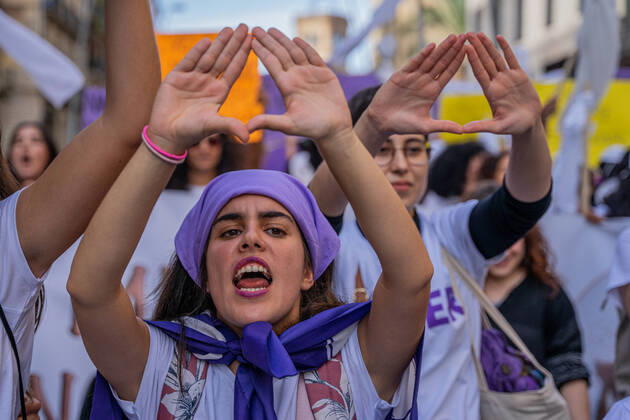 Bilder des Jahres 2022, News 10 Oktober Feminist Protest In Barcelona, Spain Hundreds of women demonstrate in the center of Barcelona called by La Fuerza de las Mujeres es el Futuro de Todos to demand the defense of women s human rights and against the pornographic industry, in Barcelona, ‹‹Spain, on October 22 of 2022. Under the slogan Feminism gives its face , the organizers point to the municipal government of Ada Colau as guilty of having made it easier for Barcelona to become the preferred destination for sex tourism in southern Europe. Barcelona Barcelona Spain  Copyright: xMarcxAsensiox originalFilename: asensioclupes-feminist221022_np2ob.jpg