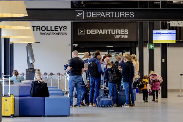 2022-10-23 09:27:14 MAASTRICHT - Travelers at Maastricht Aachen Airport. Schiphol buys itself from Limburg airport for 4 million euros. ANP ROBIN VAN LONKHUIJSEN netherlands out - belgium out