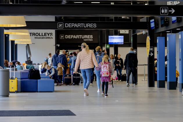 2022-10-23 09:26:45 MAASTRICHT - Travelers at Maastricht Aachen Airport. Schiphol buys itself from Limburg airport for 4 million euros. ANP ROBIN VAN LONKHUIJSEN netherlands out - belgium out