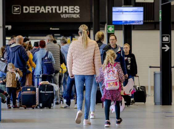 2022-10-23 09:26:47 MAASTRICHT - Travelers at Maastricht Aachen Airport. Schiphol buys itself from Limburg airport for 4 million euros. ANP ROBIN VAN LONKHUIJSEN netherlands out - belgium out