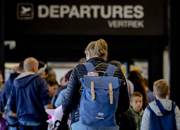 2022-10-23 09:25:49 MAASTRICHT - Travelers at Maastricht Aachen Airport. Schiphol buys itself from Limburg airport for 4 million euros. ANP ROBIN VAN LONKHUIJSEN netherlands out - belgium out