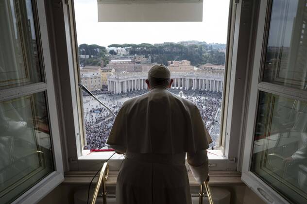 Bilder des Jahres 2022, News 10 Oktober News Bilder des Tages Italy, Rome, Vatican, 2022 10 23 .Pope Francis adresses the crowd from the window of the Apostolic Palace overlooking Saint Peter s Square during the Angelus prayer in the Vatican. Photograph by Vatican Mediia Catholic Press Photo . RESTRICTED TO EDITORIAL USE - NO MARKETING - NO ADVERTISING CAMPAIGNS.  Copyright: xVATICANxMEDIAx xipa-agency.netx xVaticanxMediax