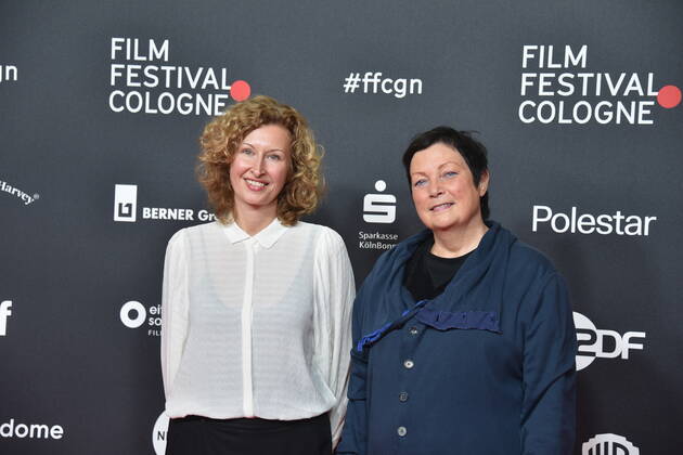 Regisseurin Nana Neul und Festival Leiterin Martina Richter , l-r, kommt zur Verleihung des Manfred Stelzer Preis an Töchter der Regisseurin Nana Neul beim 32. Film Festival Cologne (vormals: Cologne Conference) 2022 , ein internationales Filmfestival