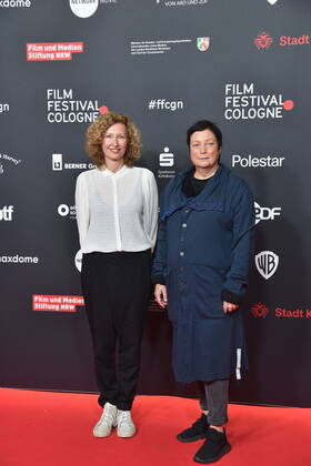 Regisseurin Nana Neul und Festival Leiterin Martina Richter , l-r, kommt zur Verleihung des Manfred Stelzer Preis an Töchter der Regisseurin Nana Neul beim 32. Film Festival Cologne (vormals: Cologne Conference) 2022 , ein internationales Filmfestival
