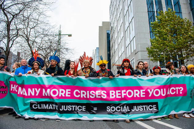 Bilder des Jahres 2022, News 10 Oktober News Bilder des Tages October 23, 2022, Brussels, Belgium: Indigenous people hold a banner during a climate march. Thousands of people gathered at the Brussels North station to protest against the lack of action on the climate crisis, during a climate march organized by The Climate Coalition (a national non-profit organization that unites more than 90 organizations around the theme of climate justice). With this march, they demand to fight the energy crisis with a single energy policy between the Regions and the Federal State which allows Belgium to achieve 100% renewable energy before 2050, and to fight against the agricultural crisis with a long-term vision and transformation of the agricultural sector with nature and climate at its center. Brussels Belgium - ZUMAs197 20221023_zaa_s197_158 Copyright: xAnaxFernandezx