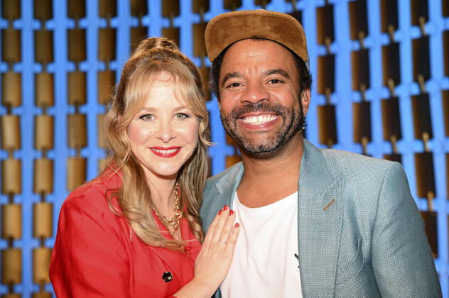 Jasmin Schwiers und Simon Pearce bei der Verleihung vom Bayerischer Kabarettpreis 2022 im Lustspielhaus. München, 24.10.2022