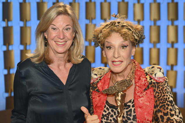 Sissi Perlinger mit Gast bei der Verleihung vom Bayerischer Kabarettpreis 2022 im Lustspielhaus. München, 24.10.2022