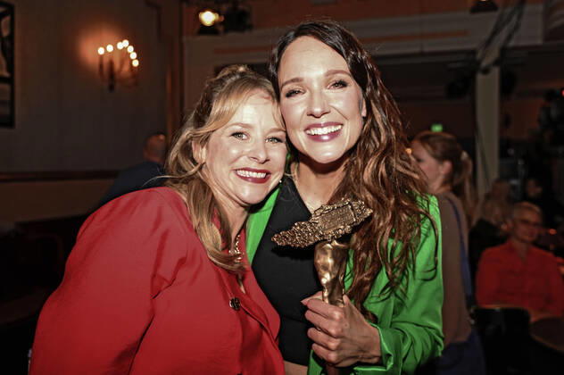 Jasmin Schwiers und Carolin Kebekus bei der Verleihung vom Bayerischer Kabarettpreis 2022 im Lustspielhaus. München, 24.10.2022