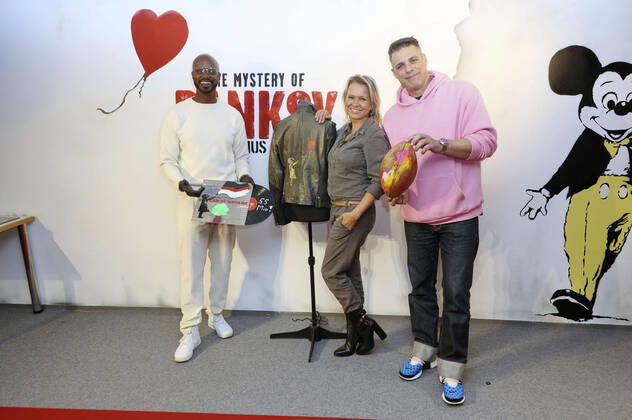 Bilder des Jahres 2022, Entertainment 10 Oktober Entertainment Themen der Woche KW43 Yared Dibaba, Nova Meierhenrich und Carsten Spengemann beim Charity Event in der Banksy Ausstellung im ehemaligen Galeria Kaufhof Gebäude, bei dem Promis Dinge mit Banksy Motiven bemalen, damit diese versteigert werden können. Hamburg, 24.10.2022