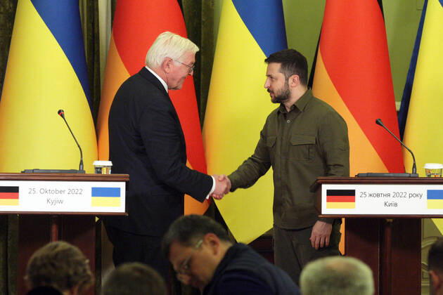 Bilder des Jahres 2022, News 10 Oktober News Themen der Woche KW43 News Bilder des Tages KYIV, UKRAINE - OCTOBER 25, 2022 - President of Ukraine Volodymyr Zelenskyy (R) shakes hands with Federal President of the Federal Republic of Germany Frank-Walter Steinmeier following their meeting in Kyiv, capital of Ukraine. Ukrainian, German Presidents make statements in Kyiv  Copyright: xHennadiixMinchenkox