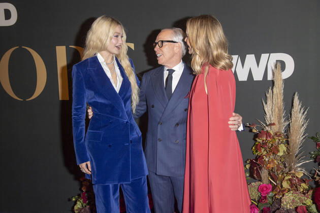 October 25, 2022, New York, United States: Gigi Hadid, Tommy Hilfiger and Dee Ocleppo Hilfiger attend 2022 WWD Honors at Cipriani South Street in New York City. New York United States - ZUMAs197 20221025_zaa_s197_341 Copyright: xRonxAdarx