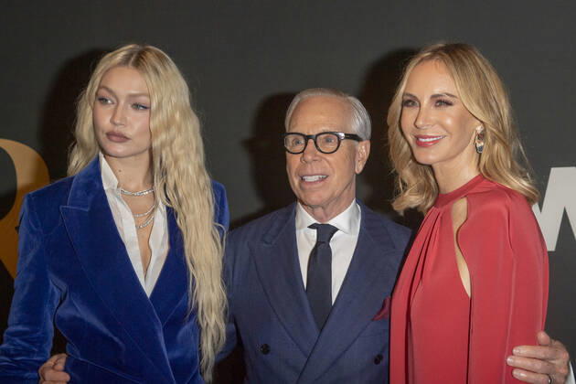 October 25, 2022, New York, United States: Gigi Hadid, Tommy Hilfiger and Dee Ocleppo Hilfiger attend 2022 WWD Honors at Cipriani South Street in New York City. New York United States - ZUMAs197 20221025_zaa_s197_336 Copyright: xRonxAdarx