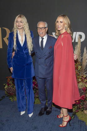 October 25, 2022, New York, United States: Gigi Hadid, Tommy Hilfiger and Dee Ocleppo Hilfiger attend 2022 WWD Honors at Cipriani South Street in New York City. New York United States - ZUMAs197 20221025_zaa_s197_332 Copyright: xRonxAdarx
