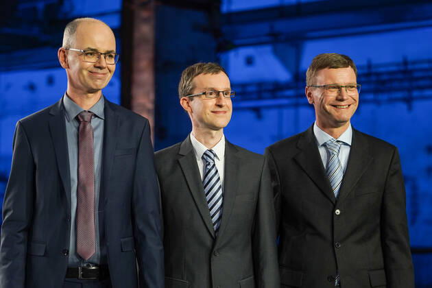 Verleihung des Deutschen Zukunftspreises 2022 durch Bundespräsidenten Frank-Walter Steinmeier im Kraftwerk Berlin. Im Bild: Die Preisträger v.li.: Dr. Thomas Kalkbrenner (Carl Zeiss Microskopy), Dr. Jörg Siebenmorgen (Carl Zeiss Microskopy), Ralf Wolleschensky (Carl Zeiss Microskopy) Kraftwerk Berlin Berlin Copyright: xFotostandx xReuhlx