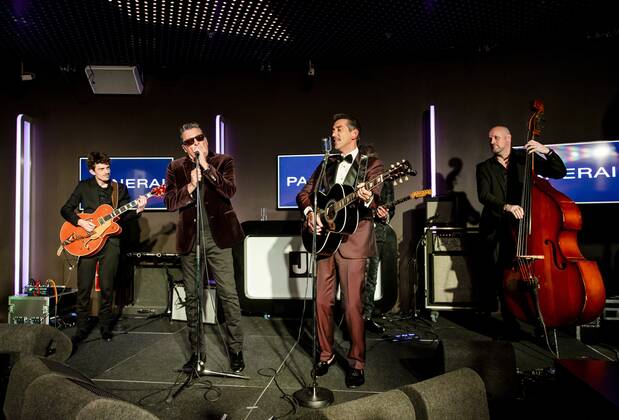 2022-10-27 21:25:36 AMSTERDAM - Singer Barry Hay (2nd R) performs with Danny Vera (3rd R) after being named JFK s Greatest Man. Every year JFK magazine presents the award to the most stylish, successful, coolest and most charismatic man of the year. ANP SEM VAN DER WAL netherlands out - belgium out