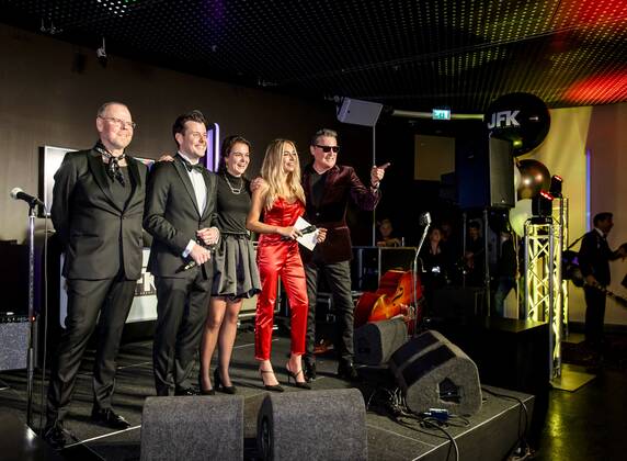 2022-10-27 21:18:25 AMSTERDAM - Singer Barry Hay (R) has been named JFK s Greatest Man. Every year JFK magazine presents the award to the most stylish, successful, coolest and most charismatic man of the year. ANP SEM VAN DER WAL netherlands out - belgium out