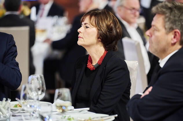 Robert Habeck und Nicola Leibinger-Kammüller, Vorstandsvorsitzende der TRUMPF SE beim Deutschen Elite-Mittelstandspreis 2022 EUR, Deutschland, Berlin,27.10.2022: Der Ministerpräsident Baden-Würtenbergs, Winfried Kretschmann erhält den Deutschen Elite-Mittelstandspreis 2022 der Stiftung Wir Eigentümerunternehmer. In Anwesenheit des Bundeswirtschaftsministers Robert Habeck und Nicola Leibinger-Kammüller, Vorstandsvorsitzende der TRUMPF SE+Co.KG.