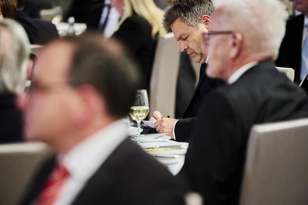 Robert Habeck kurz vor seiner Laudatio zum Deutschen Elite-Mittelstandspreis 2022 EUR, Deutschland, Berlin,27.10.2022: Der Ministerpräsident Baden-Würtenbergs, Winfried Kretschmann erhält den Deutschen Elite-Mittelstandspreis 2022 der Stiftung Wir Eigentümerunternehmer. In Anwesenheit des Bundeswirtschaftsministers Robert Habeck und Nicola Leibinger-Kammüller, Vorstandsvorsitzende der TRUMPF SE+Co.KG.