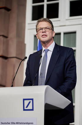 Eröffnungsrede von Christian Sewing beim Deutschen Elite-Mittelstandspreis 2022 EUR, Deutschland, Berlin,27.10.2022: Christian Sewing, Vorstandsvorsitzender Deutsche Bank. Der Ministerpräsident Baden-Würtenbergs, Winfried Kretschmann erhält den Deutschen Elite-Mittelstandspreis 2022 der Stiftung Wir Eigentümerunternehmer. In Anwesenheit des Bundeswirtschaftsministers Robert Habeck und Nicola Leibinger-Kammüller, Vorstandsvorsitzende der TRUMPF SE+Co.KG.