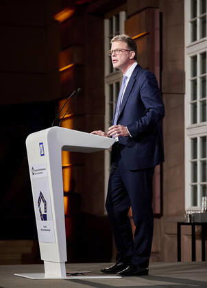 Eröffnungsrede von Christian Sewing beim Deutschen Elite-Mittelstandspreis 2022 EUR, Deutschland, Berlin,27.10.2022: Christian Sewing, Vorstandsvorsitzender Deutsche Bank. Der Ministerpräsident Baden-Würtenbergs, Winfried Kretschmann erhält den Deutschen Elite-Mittelstandspreis 2022 der Stiftung Wir Eigentümerunternehmer. In Anwesenheit des Bundeswirtschaftsministers Robert Habeck und Nicola Leibinger-Kammüller, Vorstandsvorsitzende der TRUMPF SE+Co.KG.