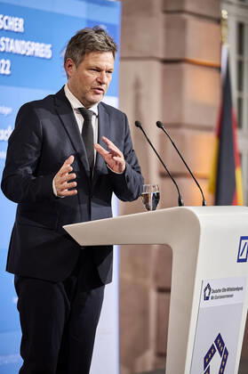 Robert Habecks Laudatio zum Deutschen Elite-Mittelstandspreis 2022 EUR, Deutschland, Berlin,27.10.2022: Der Ministerpräsident Baden-Würtenbergs, Winfried Kretschmann erhält den Deutschen Elite-Mittelstandspreis 2022 der Stiftung Wir Eigentümerunternehmer. In Anwesenheit des Bundeswirtschaftsministers Robert Habeck und Nicola Leibinger-Kammüller, Vorstandsvorsitzende der TRUMPF SE+Co.KG.