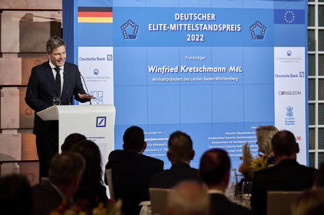 Robert Habecks Laudatio zum Deutschen Elite-Mittelstandspreis 2022 EUR, Deutschland, Berlin,27.10.2022: Der Ministerpräsident Baden-Würtenbergs, Winfried Kretschmann erhält den Deutschen Elite-Mittelstandspreis 2022 der Stiftung Wir Eigentümerunternehmer. In Anwesenheit des Bundeswirtschaftsministers Robert Habeck und Nicola Leibinger-Kammüller, Vorstandsvorsitzende der TRUMPF SE+Co.KG.