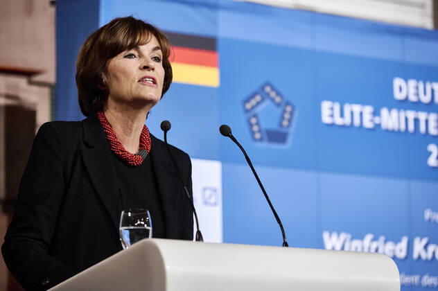 Nicola Leibinger-Kammüller Laudatio zum Deutschen Elite-Mittelstandspreis 2022 EUR, Deutschland, Berlin,27.10.2022: Der Ministerpräsident Baden-Würtenbergs, Winfried Kretschmann erhält den Deutschen Elite-Mittelstandspreis 2022 der Stiftung Wir Eigentümerunternehmer. In Anwesenheit des Bundeswirtschaftsministers Robert Habeck und Nicola Leibinger-Kammüller, Vorstandsvorsitzende der TRUMPF SE+Co.KG.
