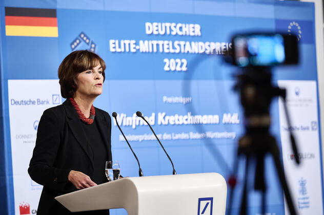 Nicola Leibinger-Kammüller Laudatio zum Deutschen Elite-Mittelstandspreis 2022 EUR, Deutschland, Berlin,27.10.2022: Der Ministerpräsident Baden-Würtenbergs, Winfried Kretschmann erhält den Deutschen Elite-Mittelstandspreis 2022 der Stiftung Wir Eigentümerunternehmer. In Anwesenheit des Bundeswirtschaftsministers Robert Habeck und Nicola Leibinger-Kammüller, Vorstandsvorsitzende der TRUMPF SE+Co.KG.
