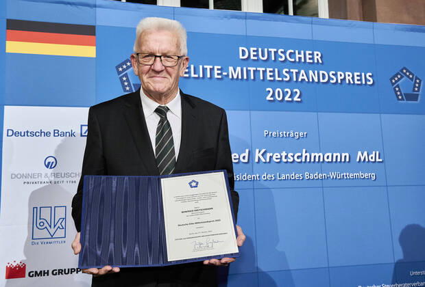 Bilder des Jahres 2022, News 10 Oktober News Themen der Woche KW43 News Bilder des Tages Winfried Kretschmann erhält den Deutschen Elite-Mittelstandspreis 2022 EUR, Deutschland, Berlin,27.10.2022: Der Ministerpräsident Baden-Würtenbergs, Winfried Kretschmann erhält den Deutschen Elite-Mittelstandspreis 2022 der Stiftung Wir Eigentümerunternehmer. In Anwesenheit des Bundeswirtschaftsministers Robert Habeck und Nicola Leibinger-Kammüller, Vorstandsvorsitzende der TRUMPF SE+Co.KG.