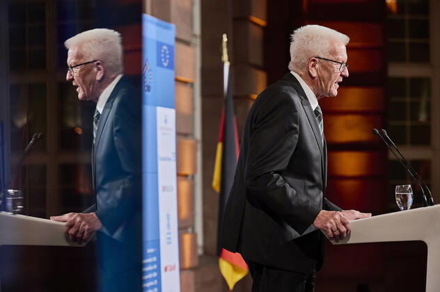 Winfried Kretschmann erhält den Deutschen Elite-Mittelstandspreis 2022 EUR, Deutschland, Berlin,27.10.2022: Der Ministerpräsident Baden-Würtenbergs, Winfried Kretschmann erhält den Deutschen Elite-Mittelstandspreis 2022 der Stiftung Wir Eigentümerunternehmer. In Anwesenheit des Bundeswirtschaftsministers Robert Habeck und Nicola Leibinger-Kammüller, Vorstandsvorsitzende der TRUMPF SE+Co.KG.