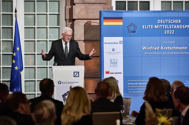 Winfried Kretschmann erhält den Deutschen Elite-Mittelstandspreis 2022 EUR, Deutschland, Berlin,27.10.2022: Der Ministerpräsident Baden-Würtenbergs, Winfried Kretschmann erhält den Deutschen Elite-Mittelstandspreis 2022 der Stiftung Wir Eigentümerunternehmer. In Anwesenheit des Bundeswirtschaftsministers Robert Habeck und Nicola Leibinger-Kammüller, Vorstandsvorsitzende der TRUMPF SE+Co.KG.