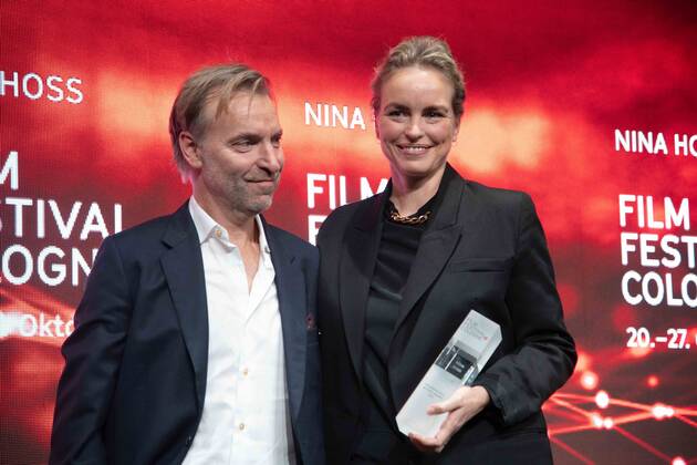 Schauspielerin Nina HOSS bekommt den International Actors Award, links Laudator Mans MARLIND, Regisseur, Film Festival Cologne awards in Koeln, 27.10.2022.