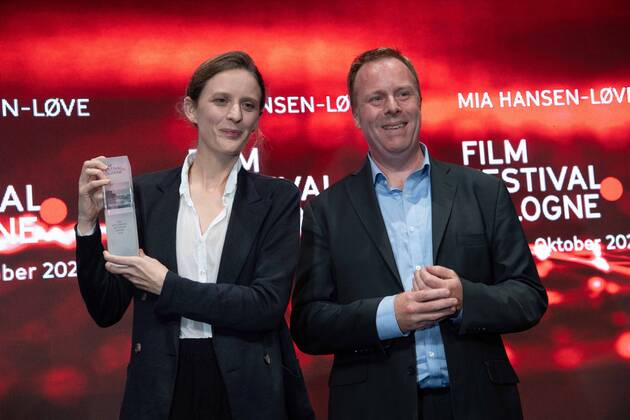 Regisseurin Mia HANSEN-LOVE, LOEVE, (links) bekommt den The Hollywood Reporter Award, rechts Laudator Scott ROXBOROUGH, Film Festival Cologne awards in Koeln, 27.10.2022.