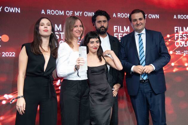 von links Schauspielerin Taki MUMLADZE, Produzentin Eva BLONDIAU, Schauspielerin Mariam KHUNLADZE und Produzent Elmar IMANOV bekommen den Filmpreis NRW fuer ihren Film A ROOM OF MY OWN, rechts Laudator Nathanael LIMINSKI, Leiter der Staatskanzlei NRW, Film Festival Cologne awards in Koeln, 27.10.2022.