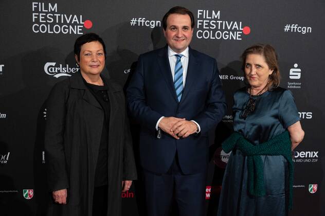 v.l. Martina RICHTER, Leiterin des Fil Festivals Cologne, Nathanael LIMINSKI, Leiter der Staatskanzlei NRW, Petra MUELLER, Müller, Leiterin der Filmstiftung NRW, Roter Teppich, Red Carpet Show, Ankunft, arrival, Film Festival Cologne awards in Koeln, 27.10.2022.