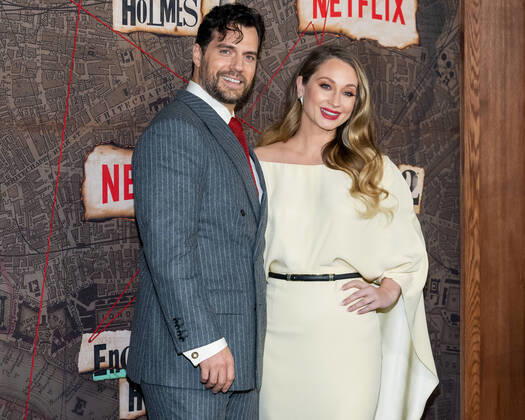 Bilder des Jahres 2022, Entertainment 10 Oktober Entertainment Themen der Woche KW43 Entertainment Bilder des Tages Henry Cavill and Natalie Viscuso arrive on the red carpet for the world premiere of Enola Holmes 2 at the Paris Theater in New York, NY, on Thursday, October 27th, 2022. 1 NYP20221027549 GabrielexHoltermann