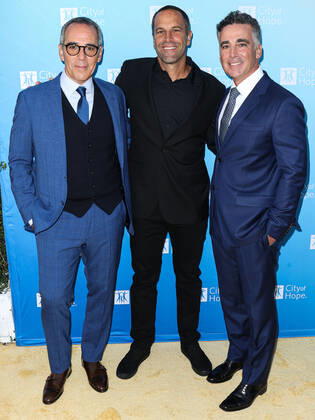 City Of Hope s 2022 Spirit Of Life Gala Co-Founder, Chairman and CEO of Republic Records Monte Lipman, American singer-songwriter Jack Johnson and Co-Founder, President and COO of Republic Records Avery Lipman arrive at the City Of Hope s 2022 Spirit Of Life Gala held at the Pacific Design Center on October 27, 2022 in West Hollywood, Los Angeles, California, United States. Pacific Design Center, West Hollywood, Los Angeles, California California United States Copyright: xImagexPressxAgencyx originalFilename: collin-cityofho221028_npPHA.jpg
