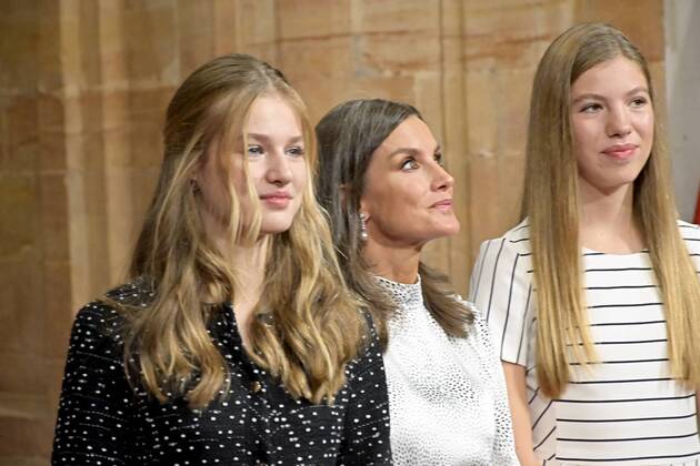 Spanish King Felipe VI and Queen Letizia with daughters Princess of Asturias Leonor de Borbon and Sofia de Borbon during an audience with the awarded the Asturias medal 2022 in Oviedo, on Friday 28 October 2022 Cordon Press