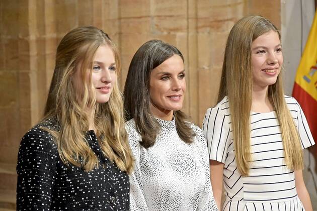Spanish King Felipe VI and Queen Letizia with daughters Princess of Asturias Leonor de Borbon and Sofia de Borbon during an audience with the awarded the Asturias medal 2022 in Oviedo, on Friday 28 October 2022 Cordon Press