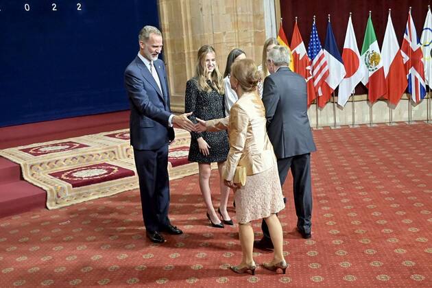 Spanish King Felipe VI and Queen Letizia with daughters Princess of Asturias Leonor de Borbon and Sofia de Borbon during an audience with the awarded the Asturias medal 2022 in Oviedo, on Friday 28 October 2022 Cordon Press