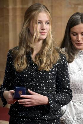 Spanish King Felipe VI and Queen Letizia with daughters Princess of Asturias Leonor de Borbon and Sofia de Borbon during an audience with the awarded the Asturias medal 2022 in Oviedo, on Friday 28 October 2022 Cordon Press