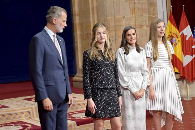 Spanish King Felipe VI and Queen Letizia with daughters Princess of Asturias Leonor de Borbon and Sofia de Borbon during an audience with the awarded the Asturias medal 2022 in Oviedo, on Friday 28 October 2022 Cordon Press