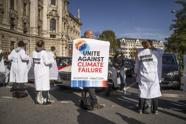 Bilder des Jahres 2022, News 10 Oktober News Themen der Woche KW43 News Bilder des Tages Klebe-Blockade der Scientists Rebellion in München Am 28.Oktober 2022 blockierten Aktivist*innen, der Gruppen Scientists Rebellion, Extinction Rebellion und Letzte Generation, die Karlsstraße in München. Die Aktion soll auf die klimapolitischen Missstände aufmerksam machen. * On 28 October 2022, activists from the groups Scientists Rebellion, Extinction Rebellion and Last Generation blocked the Karlsstraße in Munich. The action was intended to draw attention to climate policy grievances. München Bayern Deutschland Copyright: xmufkinnphotosx