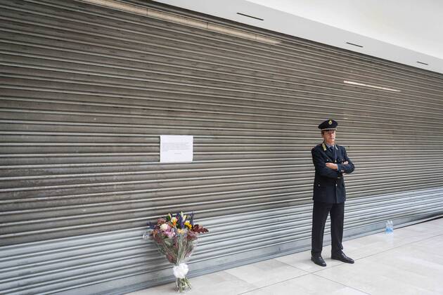 Bilder des Jahres 2022, News 10 Oktober News Themen der Woche KW43 News Bilder des Tages Milan - Carrefour Assago, shopping center. The day after the previous night s knife attack. In the photo: Assago councilor for security Marco La Rosa with the mayor Lara Carano bring a bouquet of flowers Editorial Usage Only  Copyright: xStefanoxDexGrandisx xIPAx