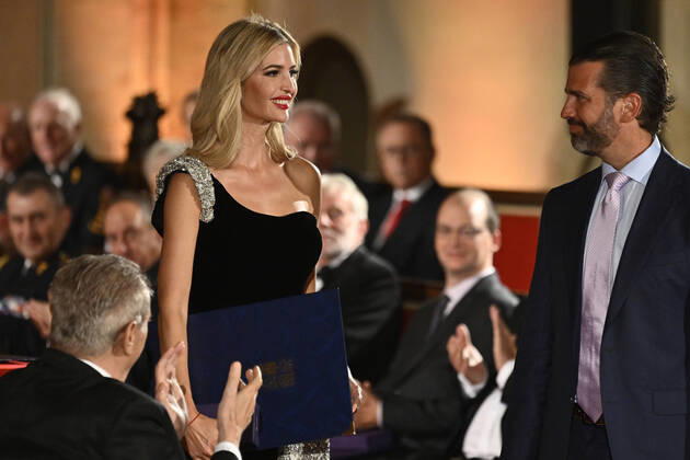 Bilder des Jahres 2022, Entertainment 10 Oktober Entertainment Themen der Woche KW43 Entertainment Bilder des Tages Ivanka Trump and Donald Trump Jr receive the medal for their mother Czech-American businesswoman Ivana Trump in memoriam during the presentation state orders and medals at Prague Castle on the occasion of commemorate the birth of Czechoslovakia, Prague, Czech Republic, October 28, 2022. At left is Czech President Milos Zeman. (CTKxPhoto OndrejxDeml) CTKPhotoP2022102808566 