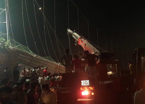 Bilder des Jahres 2022, News 10 Oktober News Themen der Woche KW43 News Bilder des Tages (221031) -- GUJARAT, Oct. 31, 2022 -- This photo taken on Oct. 30, 2022 shows rescue operation going next to a collapsed cable bridge in Morbi district of India s western state of Gujarat. The death toll has risen to 60 in the bridge collapse in India s western state of Gujarat on Sunday evening, said media reports. (Str Xinhua) INDIA-GUJARAT-BRIDGE COLLAPSE JavedxDar 