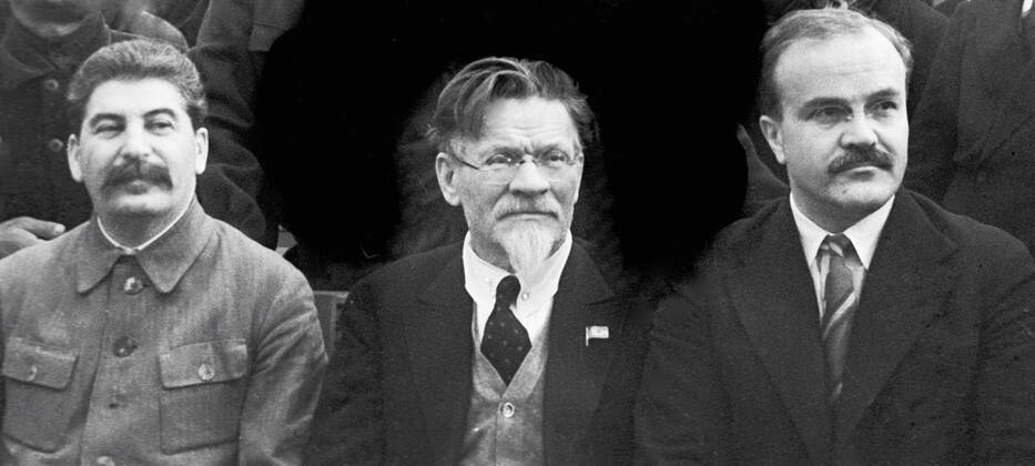 STALIN KALININ MOLOTOV 77877 23.12.1919 Left to right: Soviet Communist Party general-secretary Josef Stalin, Central Executive Committee chairman Mikhail Kalinin and Council of People s Commissars chairman Vyacheslav Molotov at the 7th Congress of Soviets of the USSR. Shagin Sputnik Moscow Russia  Copyright: xShaginx