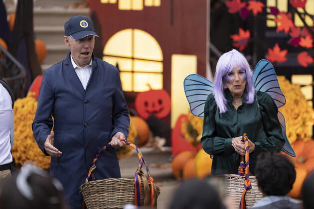 Bilder des Jahres 2022, Entertainment 10 Oktober Entertainment Themen der Woche KW44 Entertainment Bilder des Tages USA, Präsident Joe Biden und First Lady Jill bei Halloween-Empfang vor dem Weißen Haus United States President Joe Biden and first lady Dr. Jill Biden host local children of firefighters, nurses, police officers, and members of the National Guard at the White House for trick-or-treating at the White House in Washington, DC, Monday October 31, 2022. Copyright: xPoolxviaxCNPx MediaPunchx
